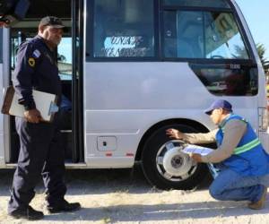 El objetivo de realizar los chequeos es para garantizar que las unidades que se va a movilizar a los diferentes centros turísticos están en óptimas condiciones.