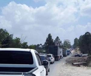 Largas filas se formaron este día en la carretera que conduce de Siguatepeque hasta La Esperanza, Intibucá, debido a la manifestación, hasta que un carril fue habilitado.