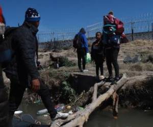Gobernador de Texas anunció en sus redes sociales que 222 migrantes enfrentan cargos de amotinamiento por derribar la cerca y resistir a la Guardia Nacional de Texas.