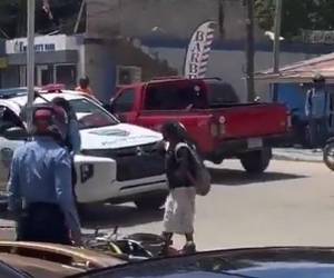 Policías de Roatán someten a hombre que los amenazaba con un machete