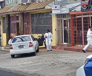 El automóvil del ruletero quedó estacionado frente a un negocio de comida en el bulevar Morazán.