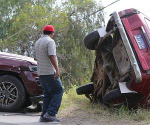 Tres personas heridas y dos automotores con daños materiales fue el resultado del accidente registrado en la cuesta de El Hatillo cuando uno de los vehículos impactó al otro y terminó volcándolo.
