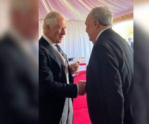 El posteo también estuvo acompañado de una fotografía donde el embajador en el Reino Unido estrecha la mano del rey Carlos III.