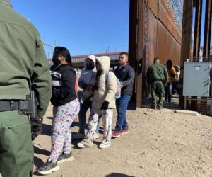 Desde un aeropuerto privado ubicado en Arlinton, Texas, decenas de migrantes y núcleos familiares fueron deportados.