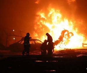 Esta fotografía publicada por el Ministerio de Emergencias de Rusia el 14 de agosto de 2023 muestra a los rescatistas apagando un incendio en una gasolinera en la ciudad de Makhachkala.