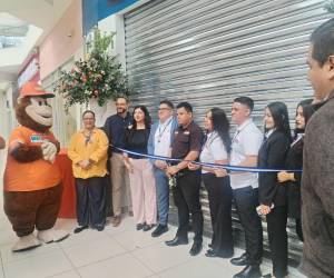 Ejecutivos de Grupo Unicomer inauguran la nueva imagen de Almacenes Tropigas en Mall Premiere, reafirmando su compromiso de ofrecer los precios más bajos y el mejor servicio a las familias de Comayagüela.
