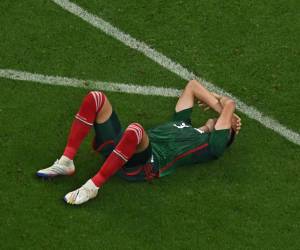 Un jugador mexicano se lamenta sobre la grama del estadio donde su selección terminó el viaje mundialista.