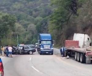 En el lugar se formó un tráfico pesado debido a que los automotores quedaron obstaculizando la vía.