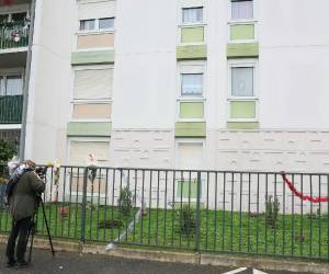 En este edificio de apartamentos fueron hallados los cuerpos de la mujer y sus cuatro hijos que fueron asesinados con un arma blanca.