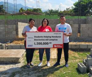 <i>Representante de Banco Atlántida entregan el donativo de L200,000.00 para la construcción de la Escuela José Melecio Velásquez, un futuro educativo para 170 niños en El Progreso. </i>