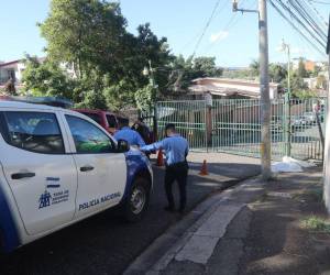 El cadáver del hombre quedó tirado sobre la acera.