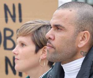 Momento en el que Dani Alves, exjugador del FC Barcelona salió en libertad.