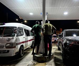 Los pobladores de Bridgetown, Barbados, se preparan para el impacto de Beryl.