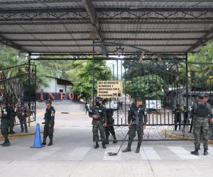 Decenas de elementos de la Policía Militar (PM) custodian las instalaciones del Instituto Nacional de Formación Profesional (Infop), donde se realizará el escrutinio especial.