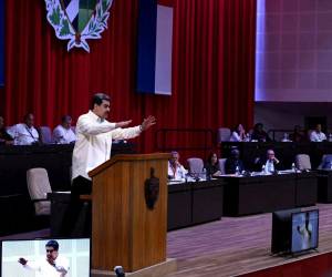 “Aquí está el valiente presidente de la República de Nicaragua también victorioso, de pie, completo y entero”, dijo Maduro dirigiéndose a Daniel Ortega.