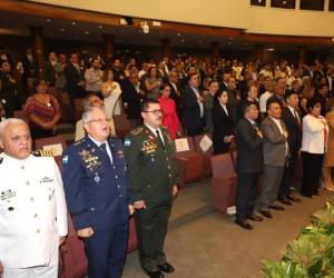 Algunos jefes de las Fuerzas Armadas y la designada presidencial Doris Gutiérrez estuvieron presentes en la entrega del premio.
