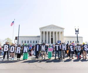 En la manifestación frente a la sede del Supremo, cientos de asistentes coreaban consignas contra el mandatario republicano Donald Trump.