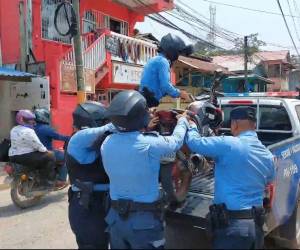 El sujeto luego de disparar contra el agente municipal se dió a la fuga, abandonando la motocicleta con la que se conducía.