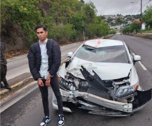 Esposado y con su automóvil destruido, así fue captado un joven que conducía en estado de ebriedad, luego de haber provocado la muerte de un motociclista varios metros atrás del lugar donde fue aprehendido por las autoridades.
