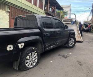 Las evidencias fueron recabadas en el carro pick-up, color negro, encontrado en el interior de una casa en la colonia Miraflores Sur.