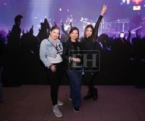 Familias enteras comienzan a llegar al Coliseum Nacional de Ingenieros para revivir los mejores éxitos de los años 80, en una noche que promete estar llena de nostalgia y energía con la banda mexicana Matute.