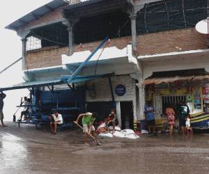 os dueños de negocios han perdido las champas debido a las marejadas. Las viviendas ubicadas en la orilla del mar han sido afectadas.