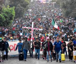 Con promesas de su regularización migratoria, un grupo de migrantes pertenecientes al municipio de Mapastepec, Chiapas, aceptaron subir a los autobuses del INM.