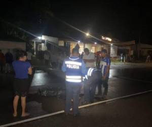 La pareja quedó tendida en el pavimento. Elementos de la Policía Nacional confirmaron que perdieron la vida producto de sus heridas.