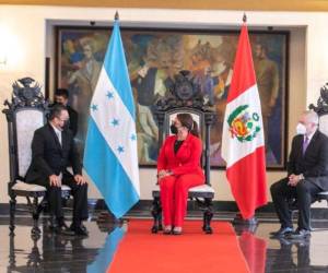 Perú retiró la semana a su embajador en Honduras, Jorge Raffo (izquierda), y de momento Honduras no prevé nombrar un nuevo embajador en Lima.
