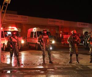 Bomberos y soldados mexicanos durante un rescate de migrantes de una estación de inmigración en Ciudad Juárez, estado de Chihuahua, el 27 de marzo de 2023, donde al menos 39 personas murieron y decenas resultaron heridas tras un incendio en la estación de inmigración.