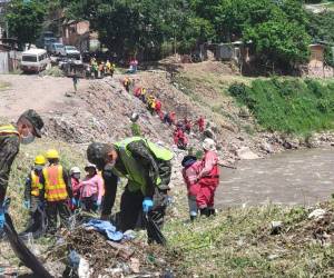 Las orillas de los ríos acumulan grandes cantidades de basura que ciudadanos inconscientes botan sin darse cuenta de los daños ambientales que pueden producir.