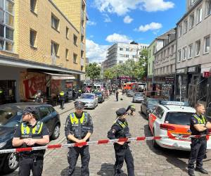 El agresor salió de una cafetería y amenazó a los policías.