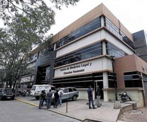 Los acongojados familiares de la víctima llegaron hasta las instalaciones de la morgue en la capital de Honduras.