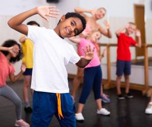 Incentivarlos a explorar nuevos intereses y aprender habilidades adicionales fomentará su desarrollo integral.