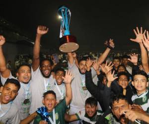 Bajo una noche lluviosa pero llena de gloria, el Juticalpa FC se consagró como el campeón de la final de la Liga de Ascenso, consiguiendo su boleto para jugar en la primera división del fútbol hondureño. A continuación, más fotografías del triunfo.