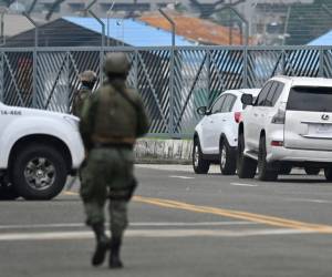 Militares armados con fusiles y de rostro cubierto custodiaban las afueras del aeropuerto.