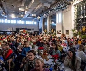 Los participantes asisten a la cena navideña para los refugiados ucranianos que se encuentran en Varsovia en la Nochebuena ortodoxa en Varsovia, Polonia, el 6 de enero de 2023. Con coronas de papel y llenos de tristeza y esperanzas de victoria, cientos de refugiados ucranianos celebraron su primera Navidad desde que huyeron de la invasión rusa. en un teatro de Varsovia.