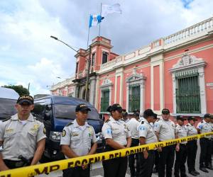 Policías permanecen afuera de la sede del Tribunal Supremo Electoral mientras fiscales del Ministerio Público realizan un allanamiento en la Ciudad de Guatemala el 29 de septiembre de 2023.