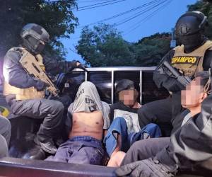 Los tres jóvenes siendo transportados por miembros de la Dirección Policial Anti Maras y Pandillas Contra el Crimen Organizado (Dipampco). “Littler Cabeza” tiene su rostro cubierto con su camisa por ser menor de edad.