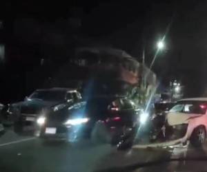 El percance vial ocurrió a eso de las 8 de la noche entre un taxi y una motocicleta.