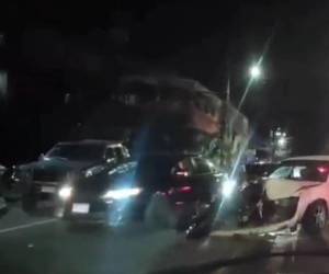 El percance vial ocurrió a eso de las 8 de la noche entre un taxi y una motocicleta.