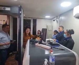 Diputadas nacionalistas denunciaron que el personal de seguridad pretendía revisar los documentos que portaban en un sobre de manila.