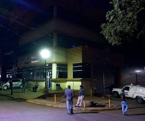 Familiares de los jóvenes encontrados en la montaña de Tatumbla esperan afuera de la morgue.