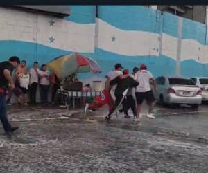 Los aficionados corrieron para ponerse a salvo de la copiosa lluvia que cayó sobre el “Chelato” Uclés y la capital.