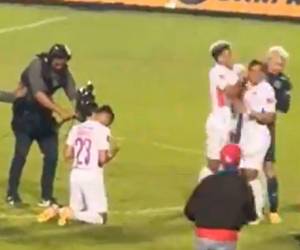 Agustín Auzmendi y los volantes del Olimpia protagonizaron una penosa pelea tras el silbatazo final.