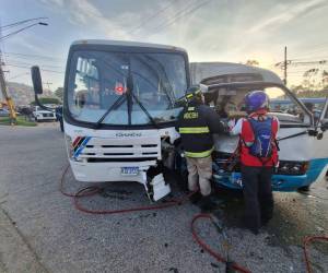 El más afectado fue el bus de transporte público. El accidente se produjo casi frente al IHSS.
