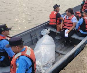 Imagen tomada de las redes sociales de las Fuerzas Armadas de Honduras durante el traslado del cuerpo a suelo firme.