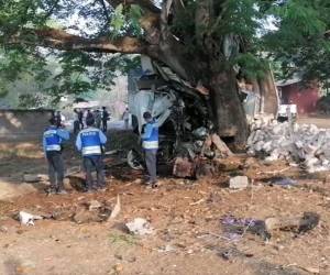 La rastra perdió el control de los frenos e impacto fuertemente con un árbol luego de embestir a otro vehículo.