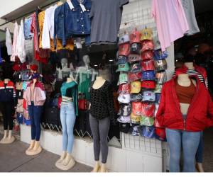 Los vendedores de ropa se quejan de las bajas ventas que tuvieron este año; sin embargo, mantienen las esperanzas que para esta temporada navideña se pueda vender más mercadería para lograr ganar algo.