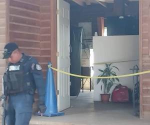 Agentes policiales inspeccionaron la oficina en donde ocurrió el crimen que ha estremecido a La Unión, Olancho.